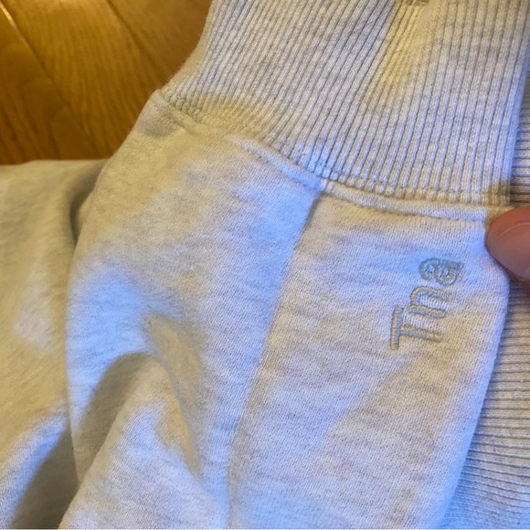 tna light heather gray crew neck - Picture 2 of 4